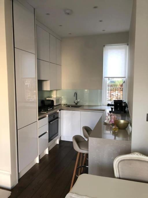 Stylish 3-Bedroom Flat In Kensington 런던 외부 사진