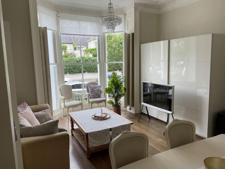 Stylish 3-Bedroom Flat In Kensington 런던 외부 사진