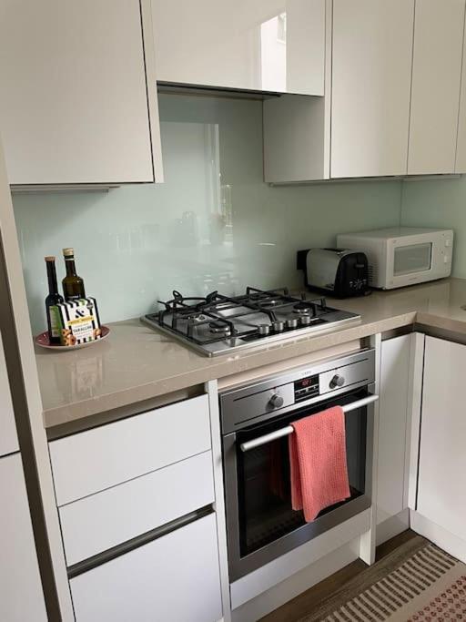Stylish 3-Bedroom Flat In Kensington 런던 외부 사진