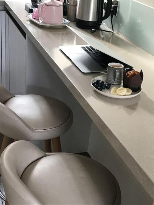 Stylish 3-Bedroom Flat In Kensington 런던 외부 사진