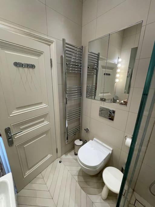 Stylish 3-Bedroom Flat In Kensington 런던 외부 사진