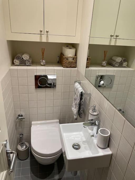 Stylish 3-Bedroom Flat In Kensington 런던 외부 사진
