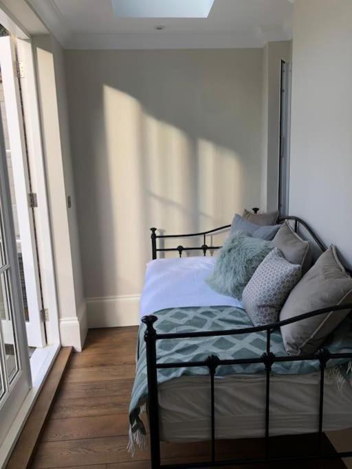 Stylish 3-Bedroom Flat In Kensington 런던 외부 사진